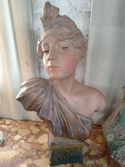 null "Thais", Buste d'une jeune femme. Terre cuite Circa 1900 H : 57 x 30cm