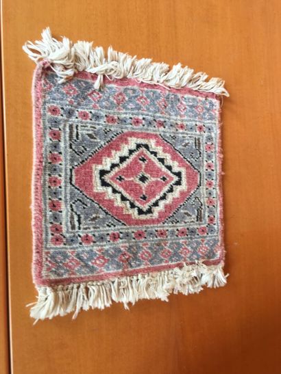null Set of three oriental rugs of various sizes : 195 x 125cm , 31 x 30cm, 294 x...