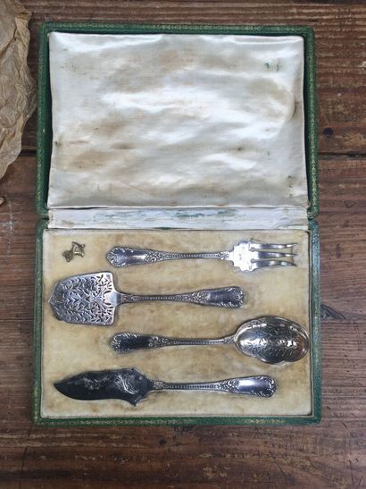 null Silver plated dessert service in its original box composed of a small scoop,...