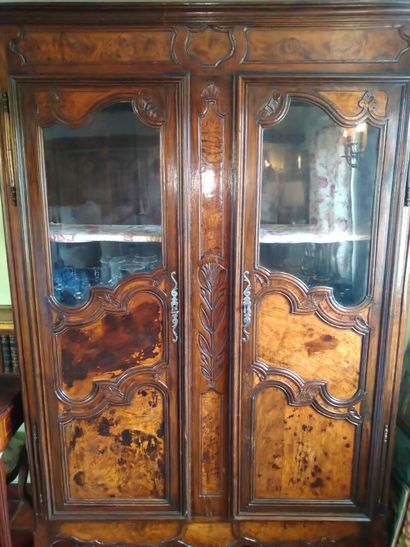 null Flamed mahogany display case, opening with two doors, curved legs. XIXth H :...