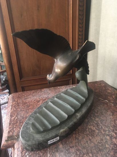 null Bronze sculpture representing an albatross