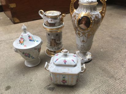  4 objets divers en porcelaine à décor de fleurs