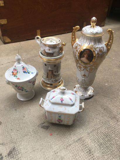 null 4 various porcelain objects with flowers decoration