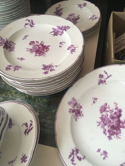  Service de vaisselles porcelaine à décors de fleurs composé d'environ 70 assiettes...