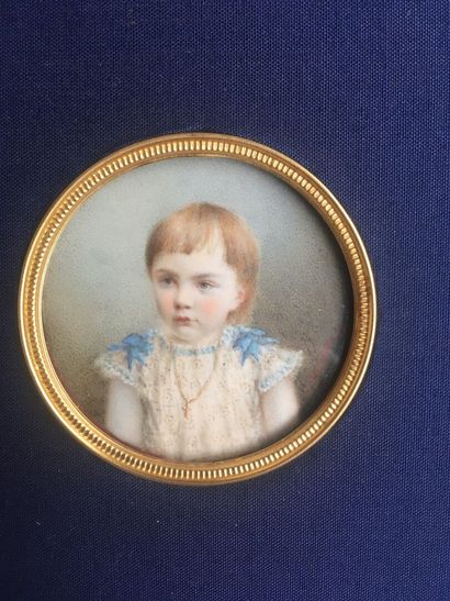 null Portrait miniature d'un petit enfant, sur fond bleu roi, pastel. XIXe. diam...