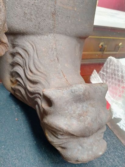 null Head of gargoyle in cast iron XIXth Dim: H: 24 x 22cm (rust)