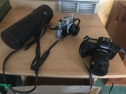 Set of two silver cameras with a 900mm l...