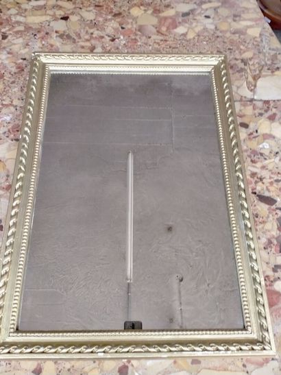 Miroir style Louis XVI. XXe. Dim : 80 x 57...