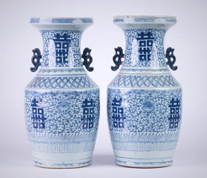 null Paire de vases de forme balustre en porcelaine à décor en bleu sous couverte...