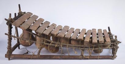 null Xylophone en bois et matières végétales, Afrique de l’Ouest, L. : 92 cm