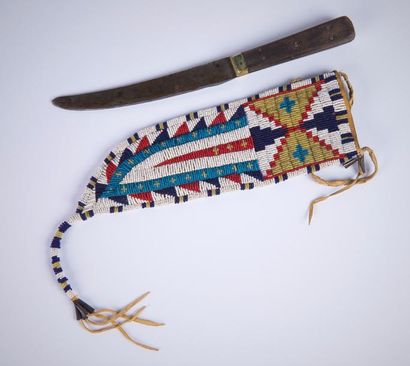 null Couteau et son étui orné de motifs géométriques, Indiens Sioux, région des Grandes...