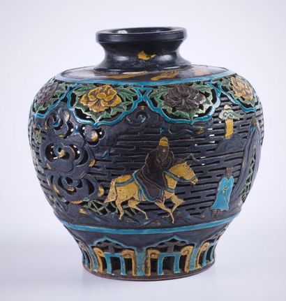 null Vase de forme globulaire en porcelaine «fahua» réticulée et émaillée en brun,...
