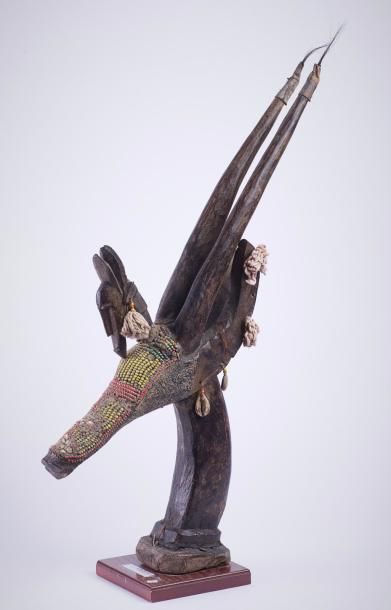 null Cimier à tête d’antilope, Kurumba, Burkina Faso, bois et perles, H : 60 cm