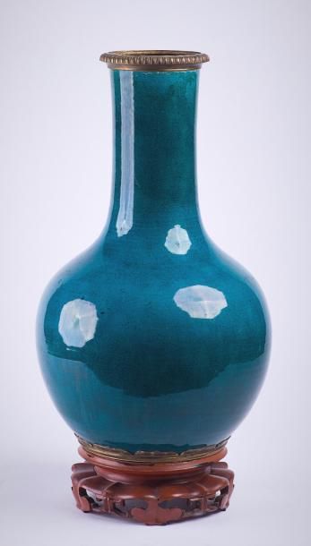 null Vase bouteille en porcelaine à couverte bleu turquoise finement craquelée montures...