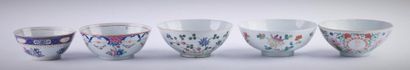 null Ensemble de cinq bols en porcelaine polychrome à décor floral. Chine, XIXèm...