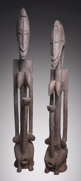 null Suite de 2 personnages assis, style Sénoufo, Côte d’Ivoire, bois, H : 158 cm...