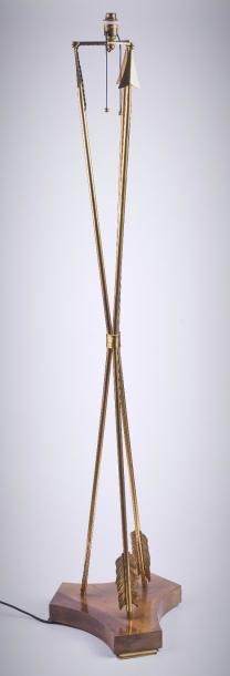 null Lampadaire en bronze avec un piètement composé de trois lances, H : 145 cm