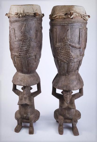 null Paire de tambours en bois et peau, population sénoufo, Mali, H. : 121 cm