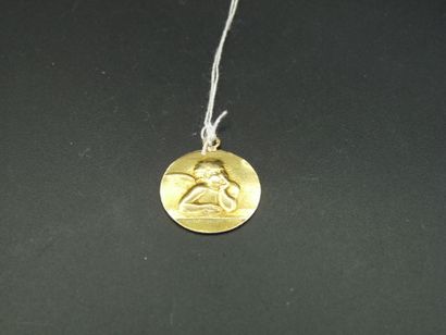  Médaille ronde en or jaune 18K (750/oo) figurant un Ange de Raphaël, le dos dédicacé... Gazette Drouot