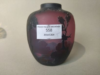  MULLER FRERES, Lunéville : vase boule en verre multicouche à décor dégagé à l'acide... Gazette Drouot