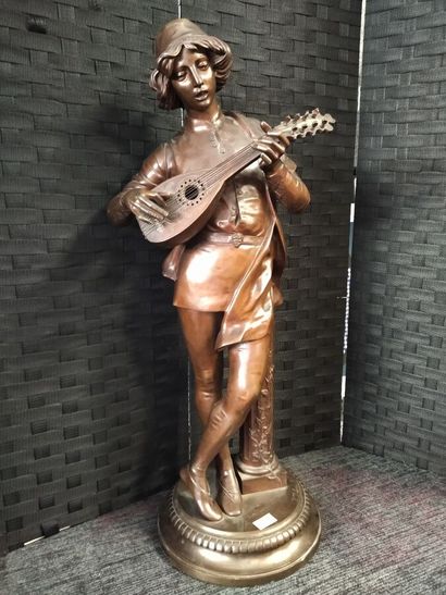  Paul DUBOIS : Le joueur de mandoline. Grande sculpture en bronze à patine médaille,... Gazette Drouot