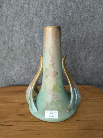  Delphin MASSIER : vase lotus en céramique émaillée vert à reflets irisés. Signé... Gazette Drouot