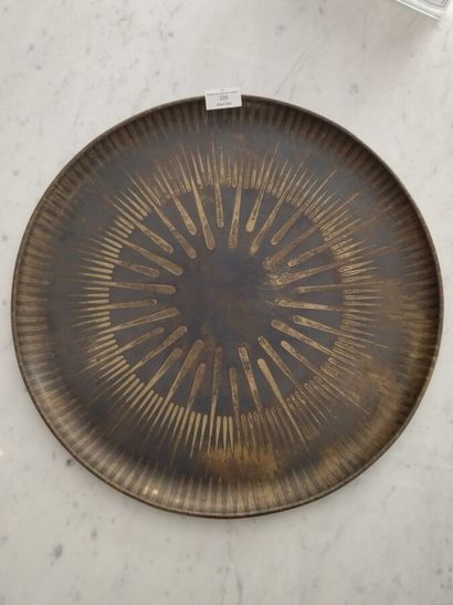  Jean DUNAND : plat circulaire à bord ourlé en dinanderie de cuivre patiné à décor... Gazette Drouot