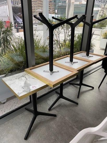 null 6 tables 2 couverts plateau résine imitation marbre contour doré