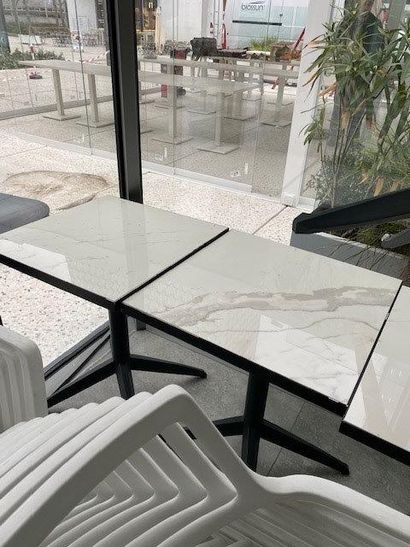 null 5 tables 2 couverts plateau résine imitation marbre contour noir