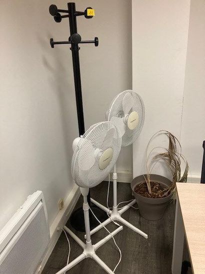 null - 1 porte-manteau sur pied
- 1 pot de fleurs en plastique gris
- 2 ventilateurs...