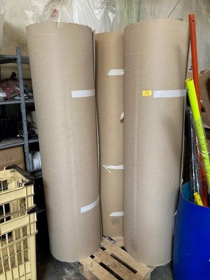null - 1 petit lot de cartons d'emabllage
- 3 rouleaux de papier d'emballage