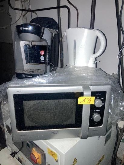 null - 1 machine à café BOSCH TASSIMO 
- 1 bouilloire (sans marque apparente) 
-...