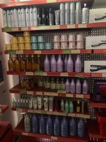 null Important stock de produits et matériels cosmétiques comprenant : shampoing,...