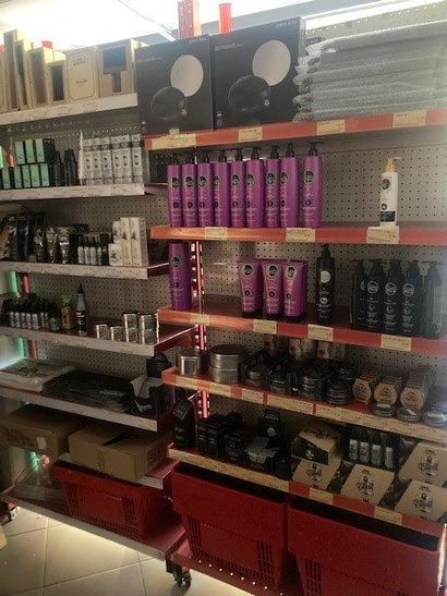 null Important stock de produits et matériels cosmétiques comprenant : shampoing,...