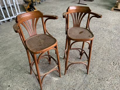 null * Paire de fauteuils hauts de style "bistrot" en bois naturel, assises carrés...