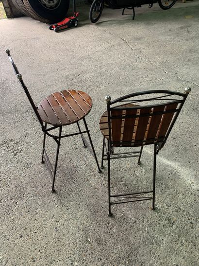 null * Paire de chaises hautes pliantes en fer forgé et lames en bois, assises rondes...