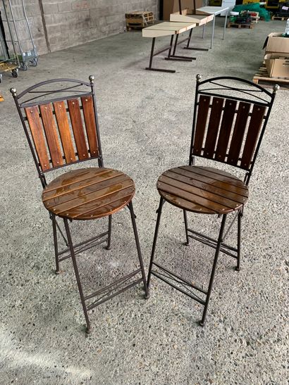 null * Paire de chaises hautes pliantes en fer forgé et lames en bois, assises rondes...