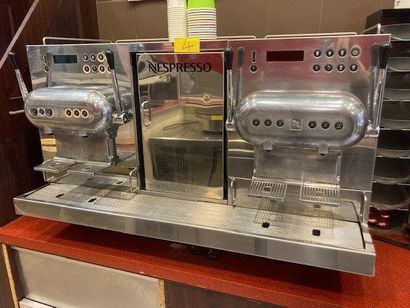 null - 1 machine à café NESPRESSO, type percolateur
- 8 boîtes de 50 capsules