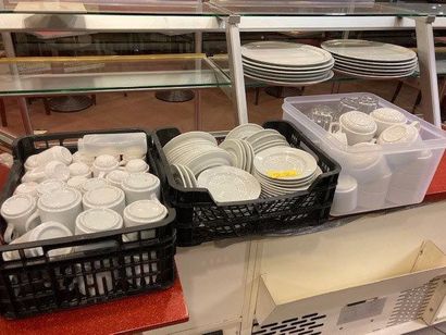 null 1 lot de vaisselle en céramique blanche comprenant : tasses à café et soucoupes,...