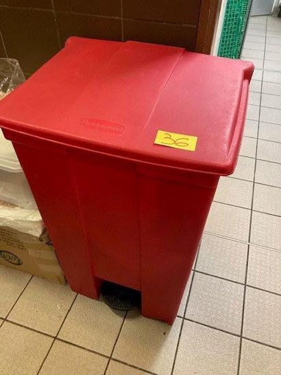 1 poubelle en PVC rouge à pédale RUBBERM...