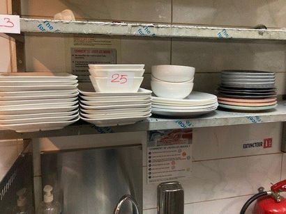 null - (+/-) 30 assiettes plates
- (+/-) 7 assiettes creuses
- (+/-) 3 bols en porcelaine...
