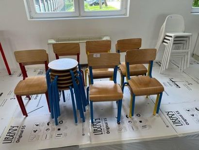 null - 1 lot de mobilier d'école comprenant : 
 - 5 tabourets assise bois piètement...