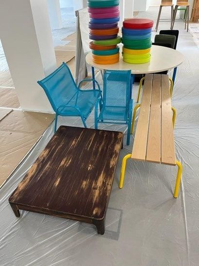 null - 1 mobilier d'extérieur assorti pour enfant composé de : 2 fauteuils en plastqiue...