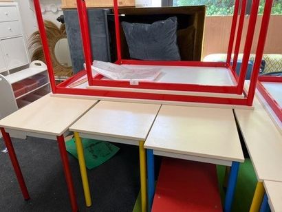 null - 1 lot de mobilier d'école comprenant : 
 - 5 tabourets assise bois piètement...