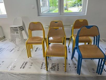 null - 1 lot de mobilier d'école comprenant : 
 - 5 tabourets assise bois piètement...