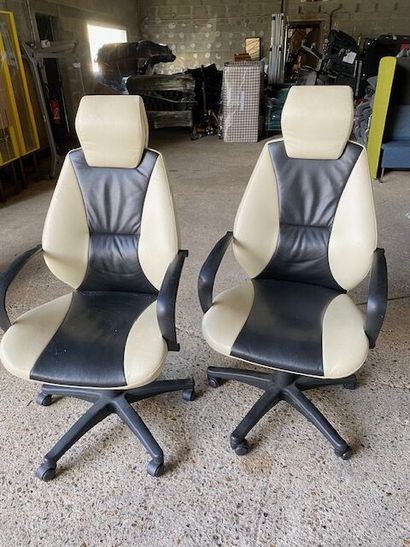 2 fauteuils simili cuir type baquet beige/noir...