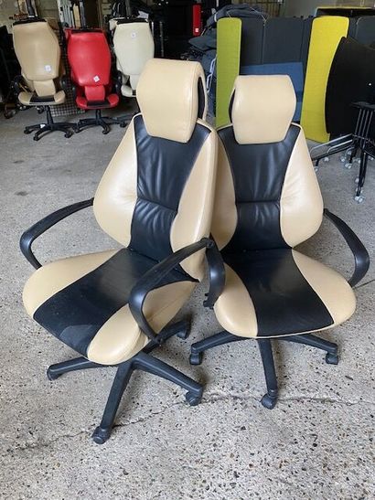 2 fauteuils simili cuir type baquet beige/noir...
