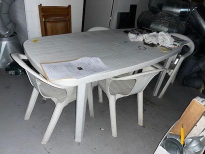 - 1 table en PVC blanc
- 4 chaises pvc

VENTE...