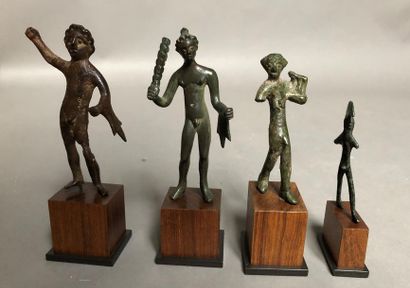 null Lot de quatre sujets en bronze, socles en bois