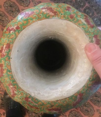 null *Grand vase en porcelaine de Chine à décor sur fond vert de scènes de palais...